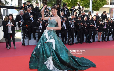 Thảm đỏ Cannes ngày bế mạc: Cùng là sao nữ ít tên tuổi, kẻ “chịu chơi hở “toác” ngực vẫn không ai để ý, người dịu dàng kín đáo lại tỏa sáng bất ngờ