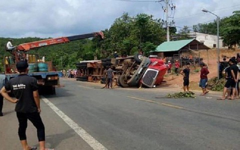 Bình Phước: Đang đi trên đường bị container lật ngang đè trúng, 2 anh em ruột chết thảm
