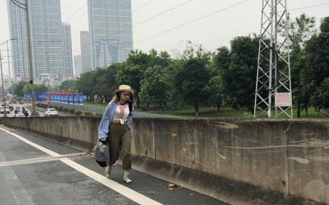 Bị tách hẳn khỏi con trai, "hot girl" Bella vẫn tiếp tục lang thang ngoài đường, dân tình bảo nhau không ai cho đi nhờ xe