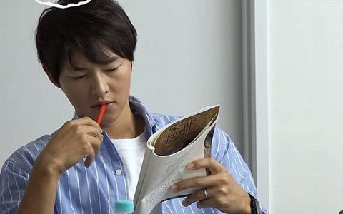 Song Joong Ki bất ngờ khoe nhẫn cưới sau tin đồn ngoại tình, ngay trong buổi đọc kịch bản với mỹ nhân bị nghi là “tiểu tam”