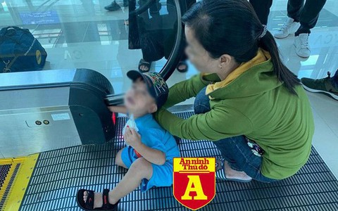 Bé trai bị kẹt tay vào thang cuốn tại sân bay Phú Quốc