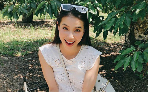 Sau Hoàng Thùy ăn chè đậu đen quên xỉa răng, Phạm Hương lại gây xôn xao MXH vì mải ăn, cherry dính răng còn cười rạng rỡ