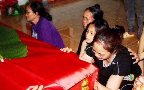 Cả miền quê phủ trắng tang thương, người thân ngã quỵ đưa tiễn 5 học sinh đuối nước về nơi an nghỉ cuối cùng