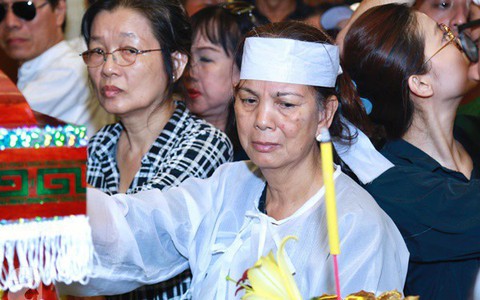 Hình ảnh vợ cũ gục khóc, con gái phải có người dìu trong thời khắc hỏa táng nghệ sĩ Lê Bình 