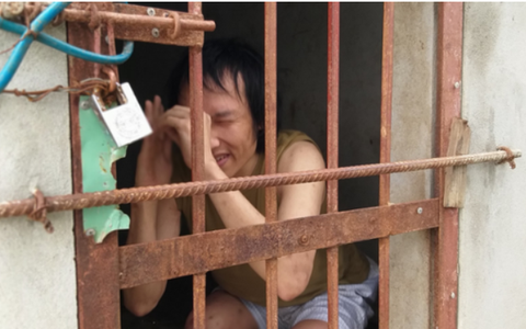 Tâm sự của người cha nhốt con trai như "vật nuôi" trong chuồng đầy ruồi muỗi: "Cái gì đưa vào nó cũng đập phá, ai mà không thương con"