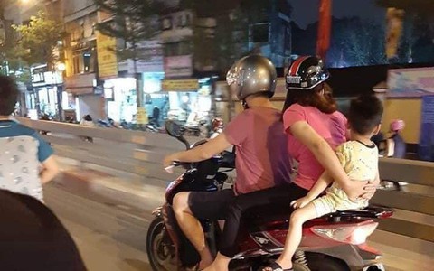 Cả gia đình dung dăng chở nhau đi chơi phố, vị trí ngồi của em bé khiến bao người trố mắt kinh ngạc