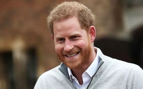 Hoàng tử Harry không giấu nổi niềm hạnh phúc, lần đầu xuất hiện sau khi Meghan sinh con, nói về tên em bé Sussex và thề sẽ làm mọi thứ vì con