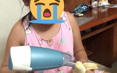 Lỡ mồm ăn hết gói chuối khô, anh trai bày cách cho cô em gái làm chuối sấy và cái kết dở khóc dở cười