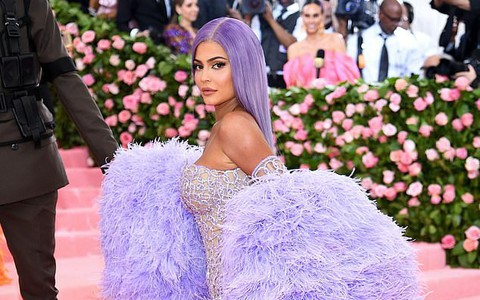Kylie Jenner tím rịm một trời Huế đến Met Gala 