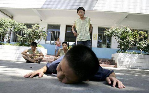 Khi con bị bắt nạt, cha mẹ đừng dạy con nói 3 từ này bằng không càng khiến trẻ bị tổn thương nặng nề hơn