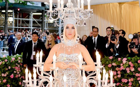 Katy Perry bước đi chật vật, không thể ngồi với bộ cánh đèn chùm nhưng vẫn đáp trả cực ngầu khi bị thắc mắc