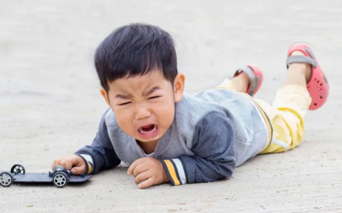 Con hay cáu giận, vùng vằng bất chấp mọi thứ xung quanh thì các mẹ phải làm ngay 5 mẹo này
