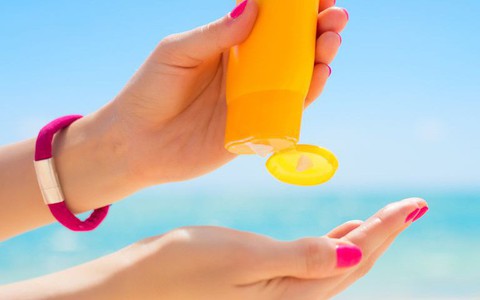 Oxybenzone: Hoạt chất có trong kem chống nắng gây tranh cãi vì lo ngại đe dọa sức khỏe người dùng