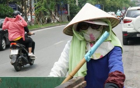 Hà Nội lại nắng nóng gay gắt hơn 40 độ C kéo dài liên tục, người dân mệt mỏi chán nản khi ra đường