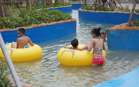 Mới khai trương hơn 1 ngày, công viên nước lớn nhất Thủ đô đã đục ngầu như ao, rác nổi lềnh phềnh bể bơi