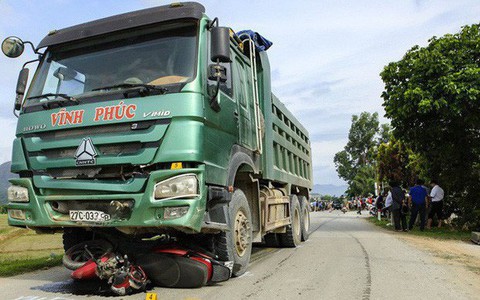 Xe tải lấn làn kéo lê xe máy, khiến cháu bé 19 tháng tuổi tử vong