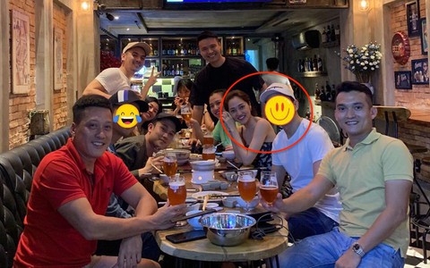 Khéo léo che mặt chàng trai ngồi cạnh Bảo Anh nhưng Dương Triệu Vũ lại để lộ danh tính chỉ vì “sơ hở” này