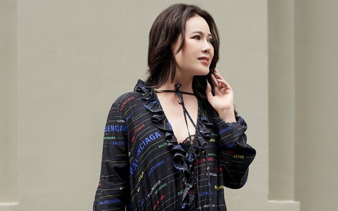 50 tuổi, Mrs Việt Nam Trần Hiền vẫn không ngại để lộ nội y khi mặc đồ