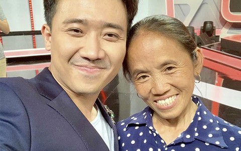 Thấy bà Tân Vlog cười rạng rỡ bên MC Trấn Thành, dân mạng hài hước thốt lên: "Các cháu ơi, bà chuẩn bị vào showbiz rồi đây!"