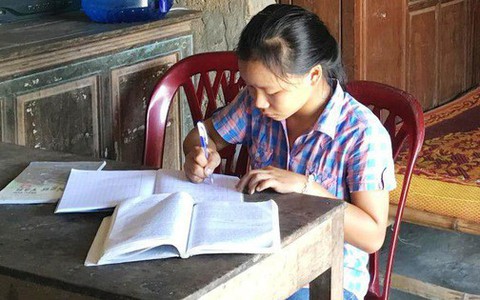 Vụ nữ sinh quỳ gối khóc xin thi lại môn văn: Xin thêm chỉ tiêu để thí sinh vào đúng nguyện vọng
