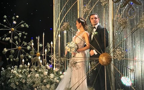 Đám cưới siêu mẫu Phương Mai và chồng Tây gia thế khủng: Cô dâu diện váy đuôi cá khoe thân hình nóng bỏng, nắm tay chú rể bước vào lễ đường 