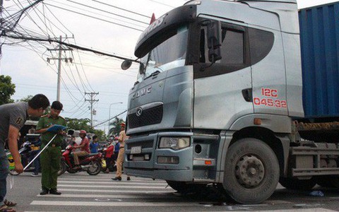 Nữ công nhân đi xe đạp bị xe container cán chết thương tâm giữa ngã tư