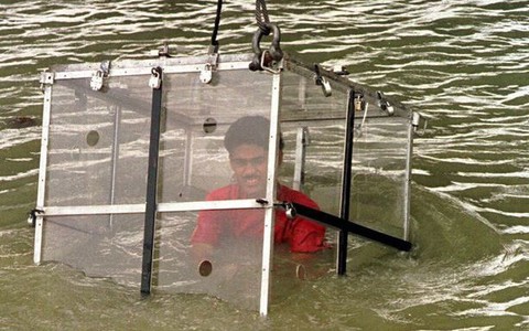 Tự tin trói tay chân bằng dây xích thép, "pháp sư" chưa kịp biểu diễn màn tự giải thoát dưới sông đã mất tích không dấu vết