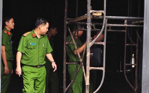 Mâu thuẫn sinh hoạt, chồng dùng bu lông đánh vào đầu vợ rồi tưới xăng tự thiêu