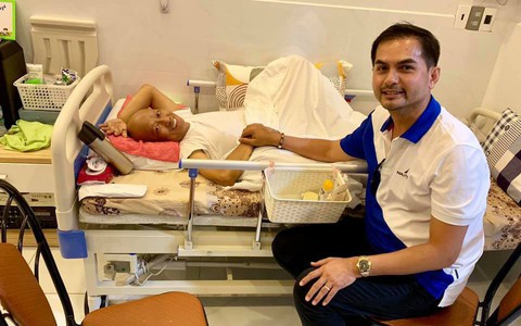 "Người đàn ông đứng sau thành công của Mỹ Tâm" phải tạm dừng ca mổ không thời hạn vì nguy cơ tử vong cao