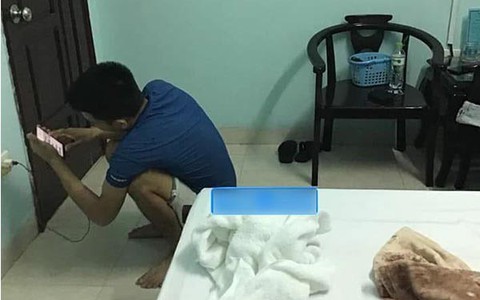 Quen 3 ngày đã dẫn nhau vào nhà nghỉ, cô gái mòn mỏi nằm đợi còn chàng trai dứt khoát ngồi dưới đất làm việc này