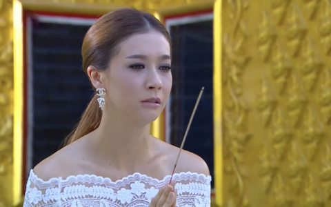 Đến thắp hương cho mẹ chồng cũ, bao thương cảm trong tôi bỗng hóa thành hận thù sau khi nghe người hàng xóm tiết lộ chuyện cũ của bà