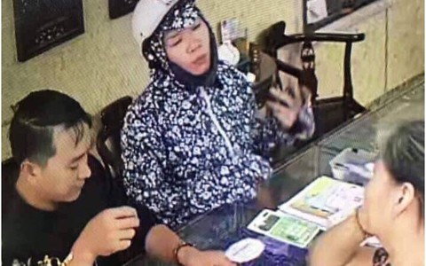 Dân mạng lùng sục nữ quái chuyên 'săn' vàng tại các cửa hàng