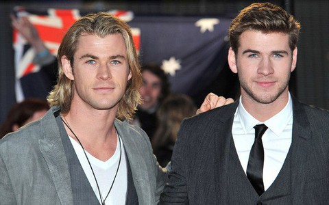 So độ chung tình của 2 "nam thần" nhà Hemsworth: Người anh "Thor" ông bố 3 con mẫu mực, cậu em đức lang quân lý tưởng của Miley Cyrus