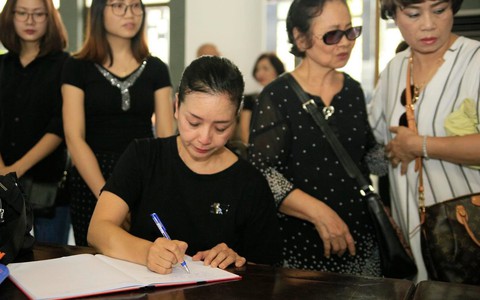 Chiều Xuân, Lan Hương giàn giụa nước mắt khi đến viếng "Trùm biệt động Sài Gòn" 