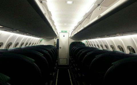 Hành khách thức dậy vào nửa đêm và kinh hoàng phát hiện ra mình bị mắc kẹt lại trong máy bay tối đen không một bóng người