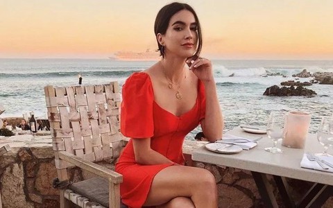 Gặp lại người yêu cũ trong đám cưới bạn chung, anh ta lên sân khấu cầu xin tái hợp, tôi cười khẩy nói một câu khiến cả hội trường vỗ tay rần rần