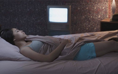 Ngủ mà vẫn để tivi bật sẽ dẫn tới hậu quả mà chị em nào cũng sợ