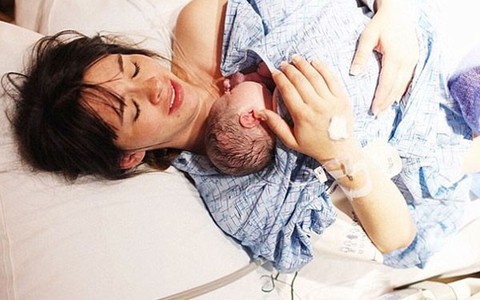 Vợ đi đẻ, giây phút người chồng ký vào giấy mổ lại nói 1 câu khiến cô thấy “như nhát dao đâm vào tim”