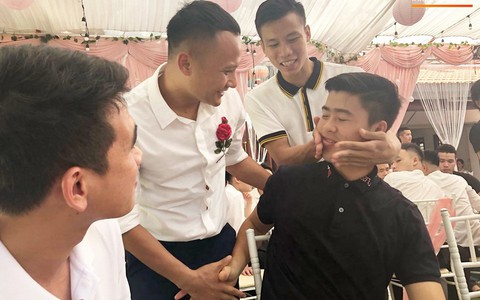 Gặp sự cố khi tới đám hỏi Bùi Tiến Dũng, Duy Mạnh đến muộn nhưng vẫn nổi bật theo cách của riêng mình