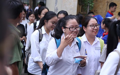 Đề Tiếng Anh "dễ bất ngờ", bố mẹ vui mừng vì con cái tự tin đạt 8-9 điểm của kỳ thi THPT Quốc gia 2019