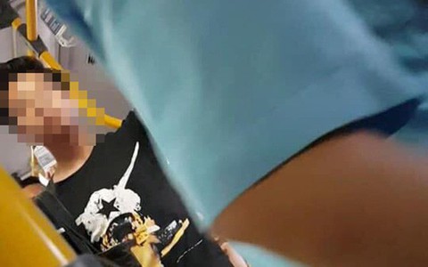 Hà Nội: Xuất hiện thêm một nam thanh niên "tự sướng" ngay sau lưng 2 cô gái trên xe buýt