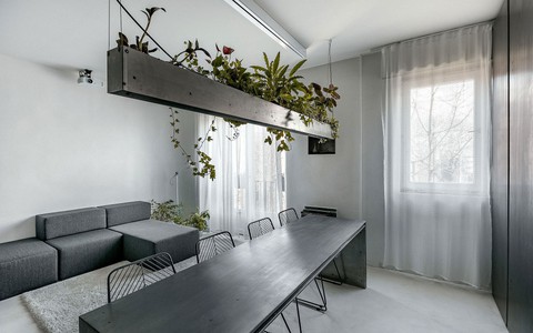 Căn hộ nhỏ 35m² trở thành tâm điểm độc đáo nhờ dát bằng kim loại lâu năm 