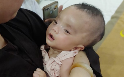 Bé gái bị mẹ bỏ rơi treo trên rẫy cà phê, mũi có dòi đã được xuất viện về Việt Nam sau gần 3 tháng điều trị