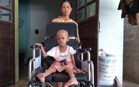Câu hỏi nhói lòng của bé gái 7 tuổi chỉ nặng 9kg mắc bệnh u não: “Nếu con chết rồi có được gặp cha mẹ nữa không?”