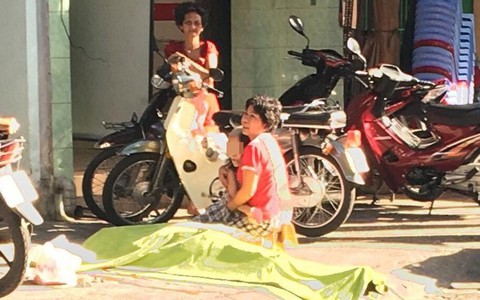 TP.HCM: Con trai rơi từ tầng 3 xuống đất, người mẹ gào khóc ôm lấy thi thể con