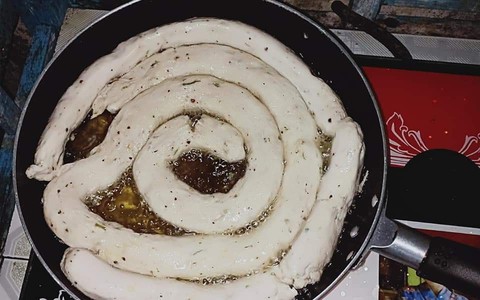 Chồng nhanh nhảu vào bếp làm cơm lại bị vợ mắng té tát, dân mạng chỉ biết cười bò khi nhìn thành quả