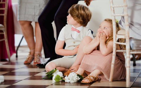 Cô dâu "bóc phốt" khách mời vì mang trẻ con đến phá hủy bữa tiệc trong khi đã có quy định rõ ràng, dân mạng chia thành hai phe lên tiếng