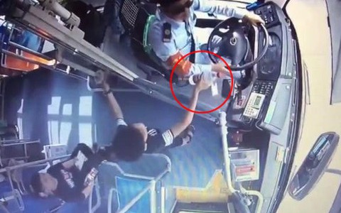 Bắt nhầm xe buýt và được đưa trở lại điểm xuất phát, hai bé trai trả tiền phí và gửi tài xế mảnh giấy với nội dung ấm lòng