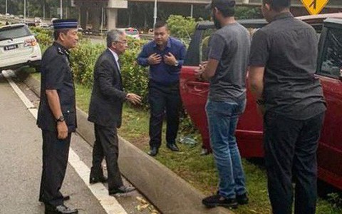 Bức ảnh Vua Malaysia dừng xe, hỗ trợ người bị tai nạn giao thông gây "sốt"