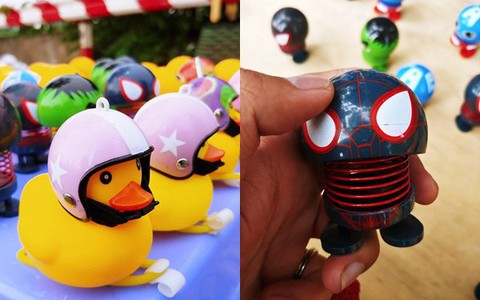 Hàng trăm người đổ xô bán Emoji, vịt chong chóng theo trào lưu gây sốt giới trẻ ở Sài Gòn, thu về tiền triệu mỗi ngày
